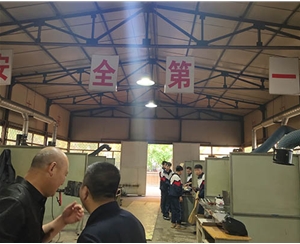 和靈石縣第一職業(yè)高中校領(lǐng)導(dǎo)在?？疾?
                                        class=