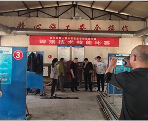 和靈石縣第一職業(yè)高中校領(lǐng)導(dǎo)在?？疾?
                                        class=