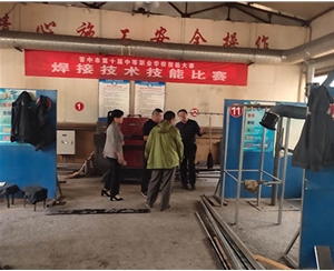 和靈石縣第一職業(yè)高中校領(lǐng)導(dǎo)在?？疾?
                                        class=
